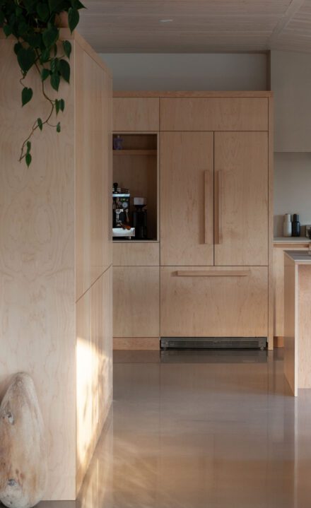 Cuisine Ateliers Jacob en bois d'érable, sens du grain vertical, fini naturel mat et porcelaine Laminam ultrafine
