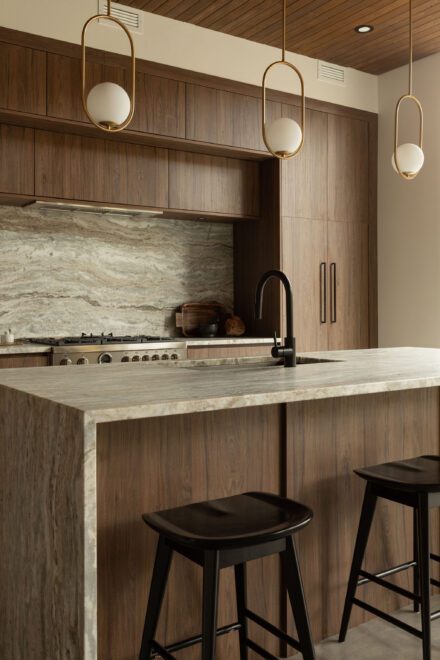 Cuisine Ateliers Jacob, comptoirs et dosseret de quartzite, couleur Fantasy Brown et finition cuirée (leathered)