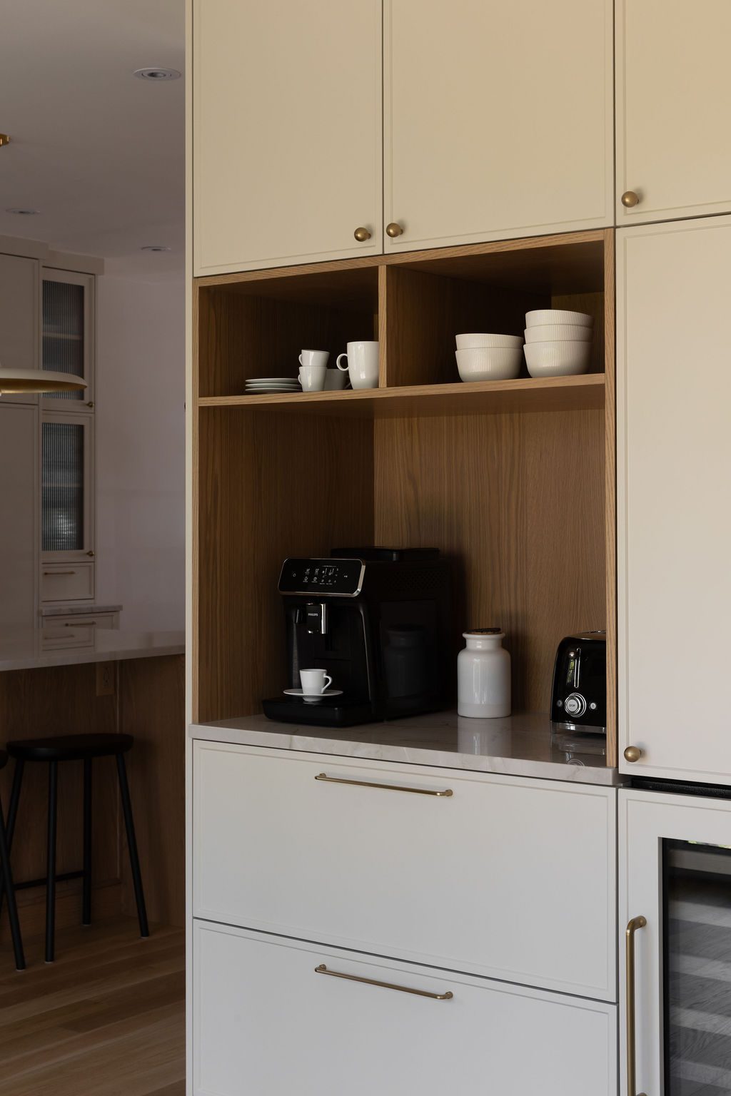 Cuisine Ateliers Jacob en laque et bois de chêne, comptoirs et dosserets de quartzite (Bianco Supériore, fini poli) 