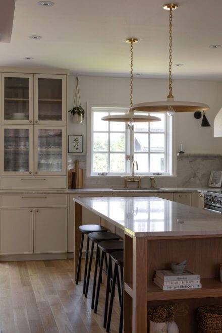 Cuisine Ateliers Jacob en laque et bois de chêne, comptoirs et dosserets de quartzite (Bianco Supériore, fini poli)