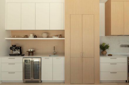 Cuisine haut de gamme Ateliers Jacob avec rangement pleine hauteur et matériaux naturels dans une maison contemporaine des Laurentides