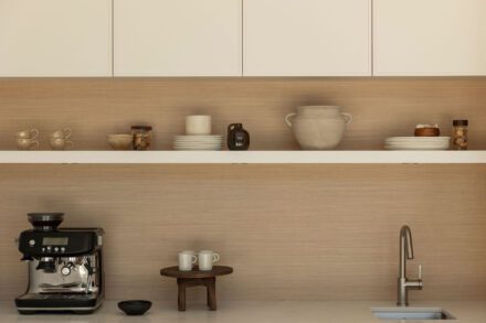 Coin barista sur mesure avec dosseret en bois clair, tablette flottante et rangement intégré dans une cuisine haut de gamme Ateliers Jacob.