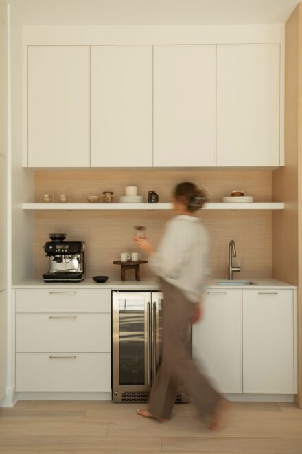 Coin café intégré Ateliers Jacob avec armoires crème, tablette flottante et rangement minimaliste dans une cuisine haut de gamme lumineuse à Piedmont, avec circulation naturelle du quotidien autour des matières chaleureuses