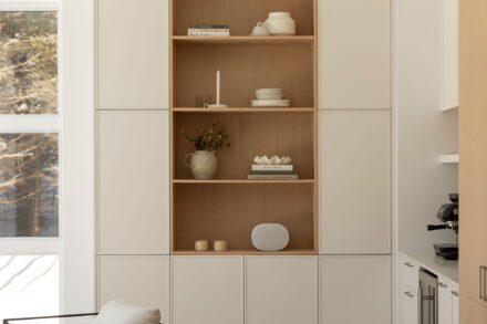 Bibliothèque intégrée en chêne clair et rangement pleine hauteur dans une cuisine Ateliers Jacob à Piedmont, avec niches ouvertes décoratives et design minimaliste haut de gamme