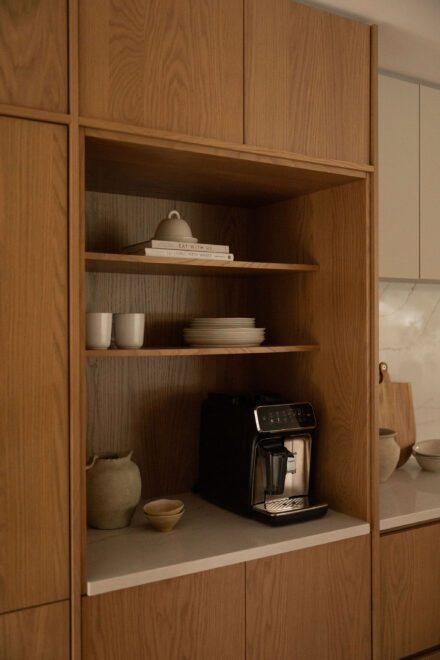 Le coin café dans une niche encastrée avec comptoir quartz : un espace dédié, discret et fonctionnel.