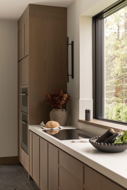 Cuisine Ateliers Jacob en bois de chêne et Porcelaine (couleur : Calce Bianco, fini mat)