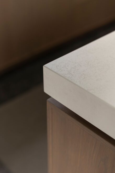 Cuisine Ateliers Jacob en bois de chêne et Porcelaine (couleur : Calce Bianco, fini mat)