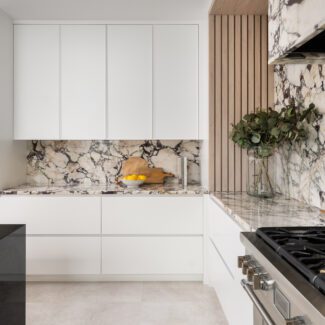 Cuisine Ateliers Jacob, Comptoirs et niche architecturale de la hotte en marbre Calacatta Viola