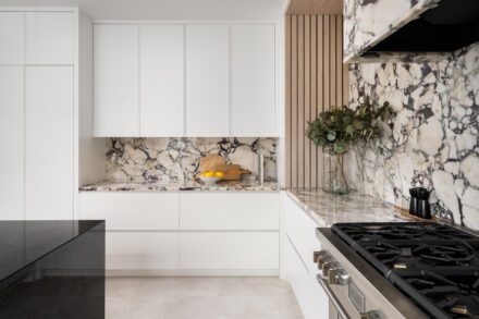 Cuisine Ateliers Jacob, Comptoirs et niche architecturale de la hotte en marbre Calacatta Viola