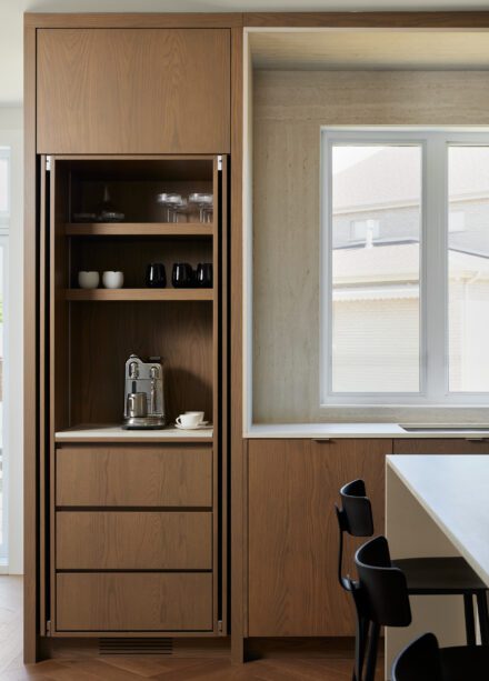 Cuisine Ateliers Jacob en Bois de chêne et Dekton (couleur: pietra kode, fini mat)