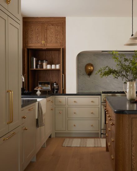 Dans cette cuisine signée Simone Smith Design, les comptoirs en stéatite rencontrent un dosseret en marbre de Carrare pour créer un ensemble sobre et intemporel.
