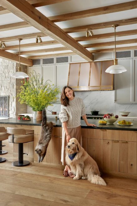 Dans la cuisine de Jennifer Garner, le comptoir d’îlot en stéatite s’agence à des comptoirs et à un dosseret en marbre avec une finition mate (honed).