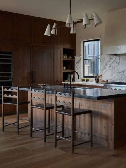 Dans cette cuisine, le marbre naturel répond au soapstone texturée pour une composition tout en nuances et en matière.